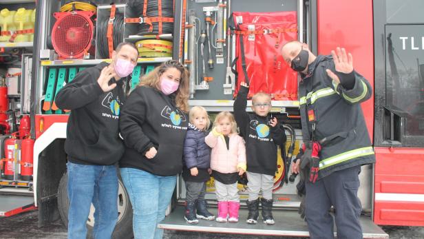 Krebskranker Bub aus Israel besuchte Feuerwehr Wiener Neustadt