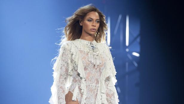 Beyonce steht immer in ausgefallenen Looks auf der Bühne