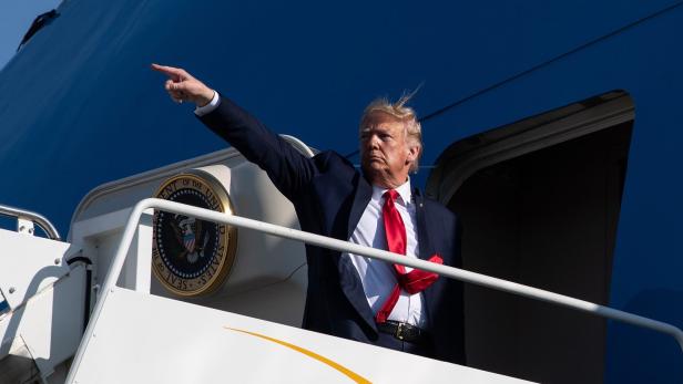 So oder so ähnlich hat sich Trump seinen Abflug mit der Air Force One vorgestellt