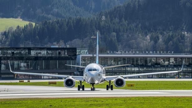 Ein Flugzeug am Flughafen Innsbruck.