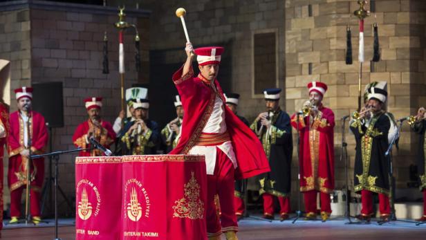 Ein türkisches Janitscharen-Orchester tritt in traditionellen Kostümen auf.
