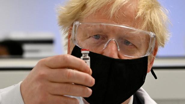 Der britische Premierminister Boris Johnson mit einem Fläschchen des Impfstoffs von Astra Zeneca.