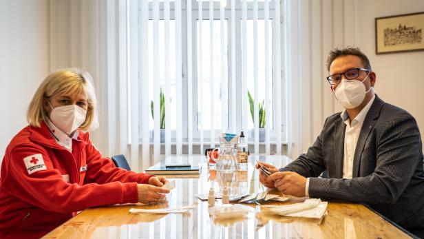 Bitten an sechs Tagen Tests in der Amstettener Eishalle: Rotkreuz-Bezirkschefin Beatrix Lehner und Bürgermeister Christian Haberhauer