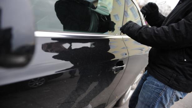 Sie waren mit vermutlich gestohlenen Autos unterwegs (Symbolbild).