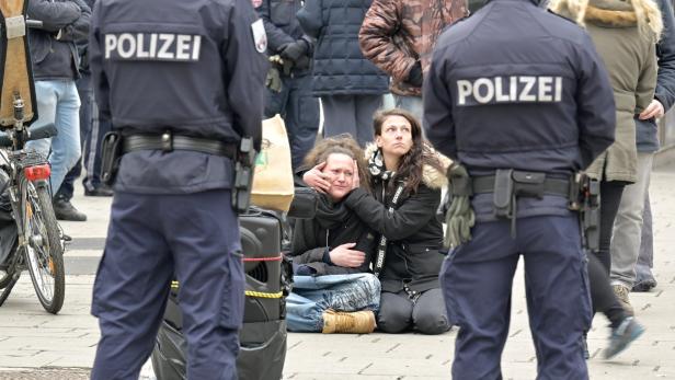In Wien kamen 20 Teilnehmer zu einer nicht genehmigten Kundgebung zusammen. Sie wurden angezeigt