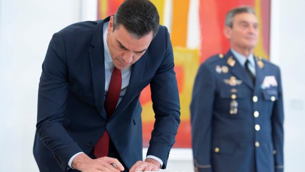 PM Pedro Sanchez signs new National Defense's guidelines