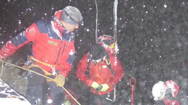 Bergretter und Alpinpolizisten standen bei widrigen Wetterverhältnissen im Einsatz