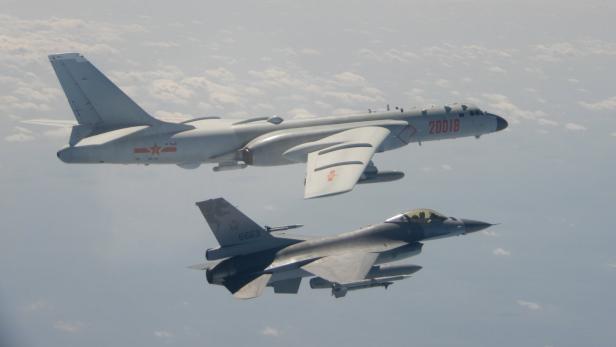 Chinesischer Bomber n Begleitung von taiwanesichem Kampfjet