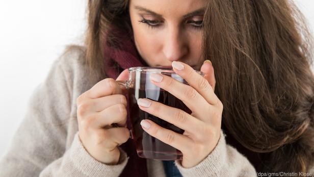 Wer Halsschmerzen hat, sollte auf jeden Fall viel trinken