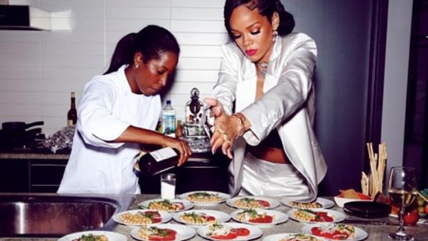 Rihanna und eine Köchin bereiten in einer Küche Speisen zu.