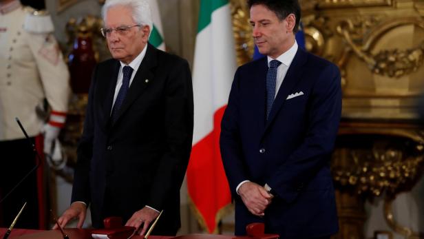 Italiens Präsident Sergio Matterella (li.) muss entscheiden, ob er Giuseppe Conte eine neue Chance gibt
