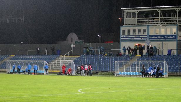Regnerisches Fußballspiel im Stadion Wiener Neustadt.