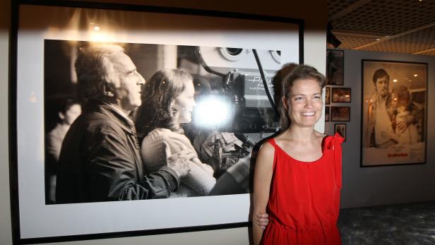 Sarah Biasini vor einem Bild ihrer berühmten Mutter Romy Schneider