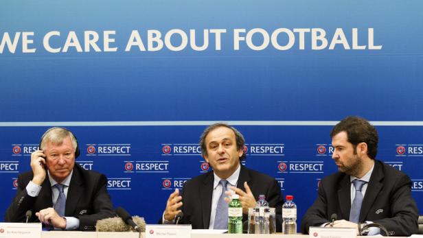 Sir Alex Ferguson, Michel Platini und David Farrelly bei einer Pressekonferenz zum Thema Fußball.