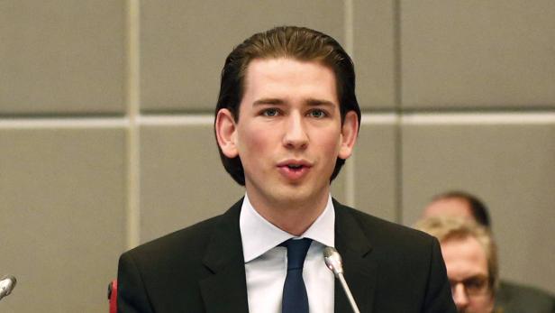 Sebastian Kurz bei einer Rede vor einem neutralen Hintergrund.