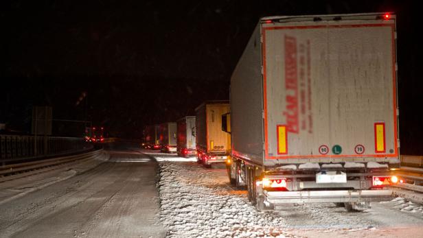 Schneefall sorgte für Unfälle und Sperren auf Österreichs Autobahnen