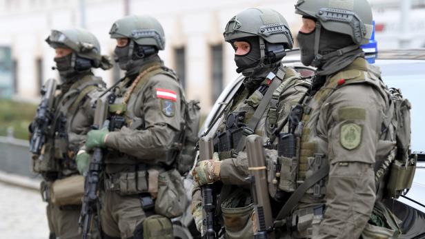 Cobra-Kräfte und Verhandlungsteam der Polizei versuchen Bewaffneten zum Aufgeben zu bewegen