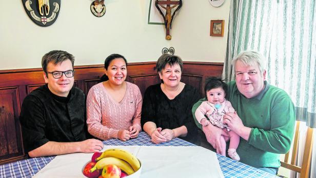 Zwei Generationen Haudum (v.l.): Neo-Chef Lukas, seine Frau Fini, Christl und Peter mit der viermonatigen Enkelin Paula