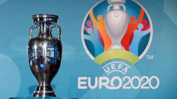 UEFA hält an EM-Plänen fest, Fan-Frage bleibt aber offen