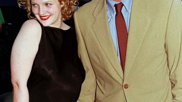 Drew Barrymore und Will Kopelman halten Händchen auf dem roten Teppich.