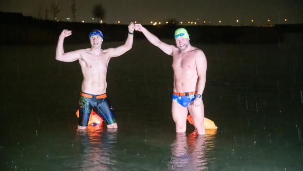 "Gegen soziale Kälte": Vollmond-Schwimmen in der Seestadt