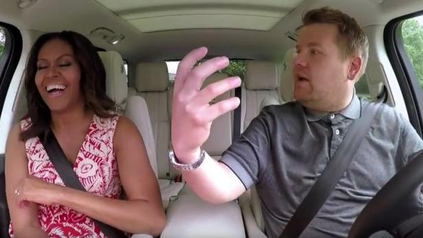 Michelle Obama steht beim Carpool Karaoke ihre Frau
