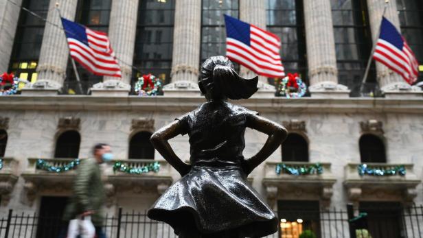 Die 2017 aufgestellte Bronzestatue &quot;Fearless Girl&quot;, die sich in der Wall Street gegenüber der New York Stock Exchange befindet.