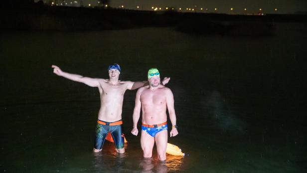 Der neueste Lockdown-Trend nennt sich Eisschwimmen. Hier zwei eifrige Eisschwimmer bei einer Veranstaltung in der Seestadt.