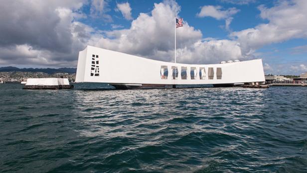 Das „USS Arizona Memorial“ von Alfred Preis vor der Insel Oahu ist eine der größten Touristenattraktionen Hawaiis