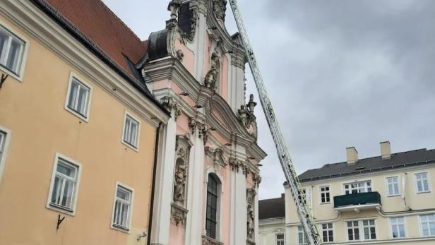 Spektakulärer Einsatz in St. Pölten: Feuerwehr sichert Kirchendach