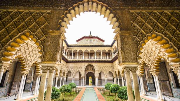 Prachtvoller Innenhof des Real Alcázar, des Palastes der spanischen Könige