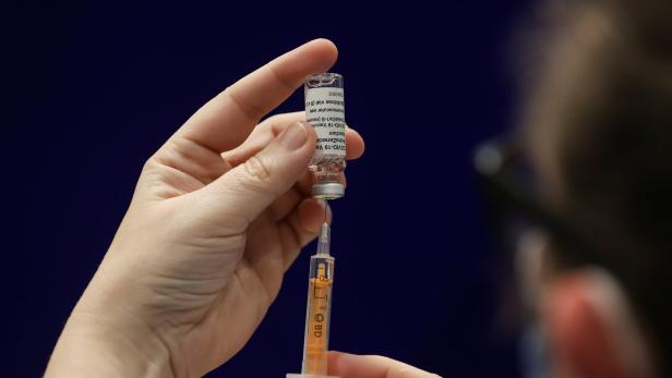 Eine Impfung mit dem Vakzin von Astra Zeneca wird in Newcastle, England, vorbereitet.