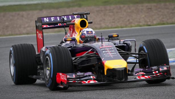 Ein Formel-1-Rennwagen von Red Bull auf einer Rennstrecke.