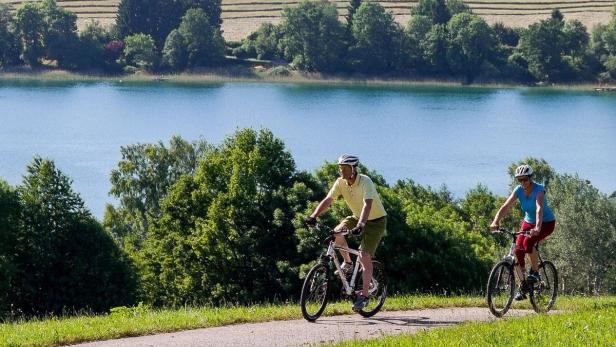 Sportlich mit dem Mountainbike durchs Salzburger Seenland. Wer nicht so viel treten will, steigt aufs E-Bike um