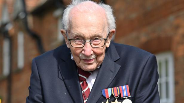 100-jähriger Weltkriegsveteran "Captain Tom" nach Coronainfektion verstorben