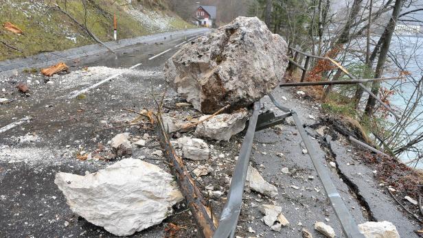 Anfang Februar krachten riesige Felsen auf die B152 am Attersee und zerstörten die Straße.