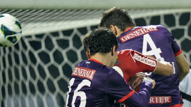 APA10085664 - 04112012 - WIEN - ÖSTERREICH: Tipp3-Bundesliga-Begegnung zwischen FK Austria Wien und SV Josko Ried am Sonntag, 04. November 2012, in Wien. Im Bild: Philipp Hosiner (l.) und Kaja Rogulj (m./ beide Austria) gegen Torhüter Thomas Gebauer (Ried) APA-FOTO: HERBERT NEUBAUER