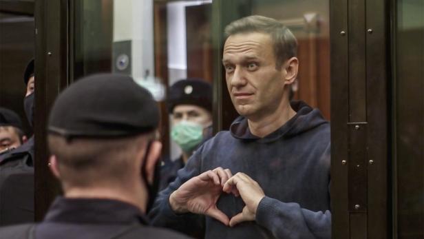 Ein Herz für seine Frau Julia: Nawalnys Geste aus dem Gerichtssaal ging um die Welt. Das Urteil macht ihn für viele zum Märtyrer