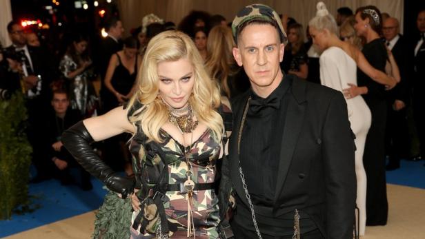 Für Designer Jeremy Scott ist Camouflage ein Klassiker wie Karo. Hier 2017 beim Metropolitain Museum of Art Costume Institute Benefit mit Madonna.