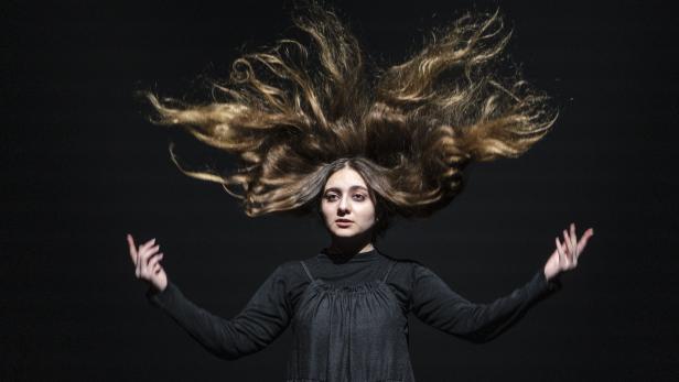 Shahrzad Nazarpour lässt ihre Haare tanzen