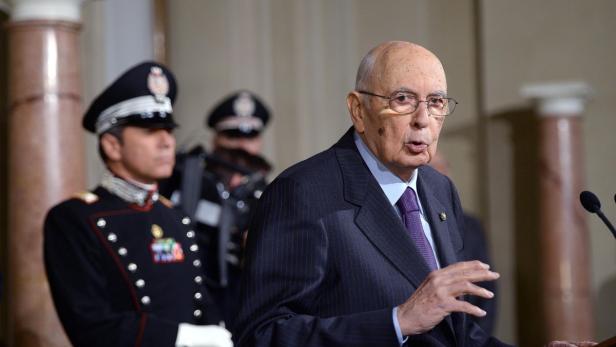 Giorgio Napolitano hält eine Rede vor zwei Carabinieri.