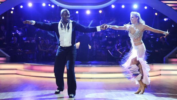 Am Freitag stand die neunte Sendung von "Dancing Stars" auf dem Programm. Der bisherige große Publikumsliebling Biko Botowamungo musste gehen.