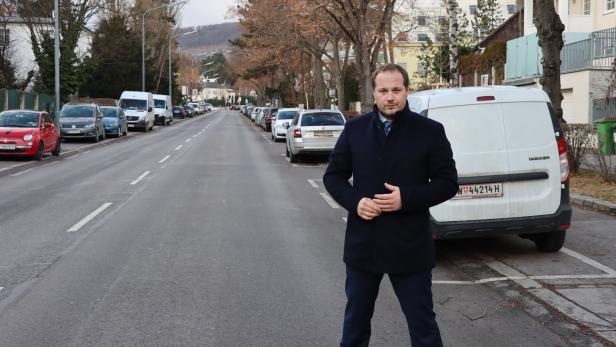 Bezirkschef Daniel Resch (ÖVP) will die Parkplätze erhalten.