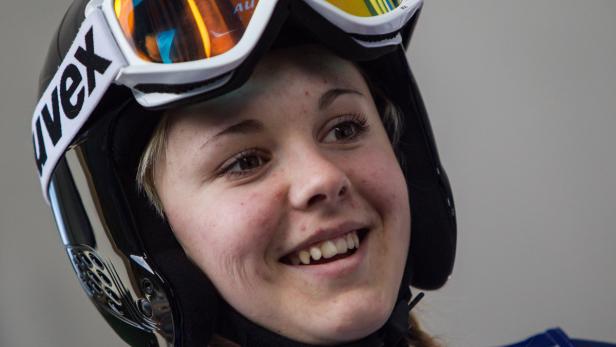 APA11537074-2 - 19022013 - PREDAZZO - ITALIEN: Chiara Hölzl (AUT) am Dienstag, 19. Februar 2013, während eines Trainings auf der Normalschanze bei der Nordischen Ski-Weltmeisterschaft in Val di Fiemme. APA-FOTO: EXPA/JÜRGEN FEICHTER