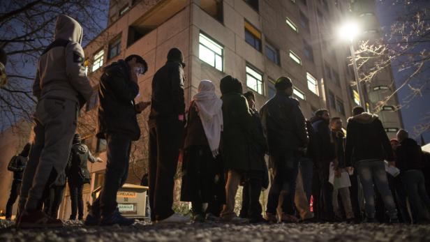 Überlastete Beamte, frierende Flüchtlinge – das Asyl-Amt in Berlin