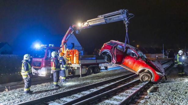 Lenker krachte in Krems mit Güterzug zusammen