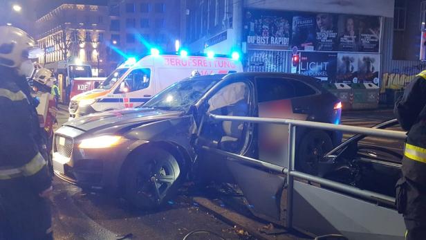 Schwerer Unfall auf Wiedner Hauptstraße: Mann in Auto eingeklemmt