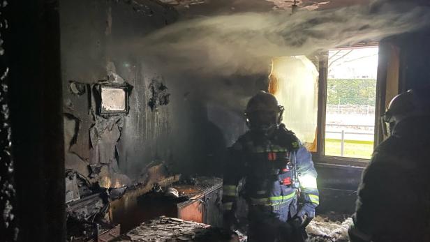 Wien-Liesing: Drei Personen bei Brand in Wohnhaus verletzt