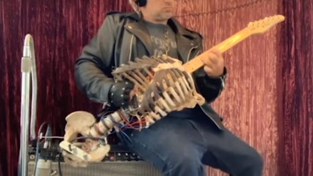 Morbider Musiker bastelte Gitarre aus seinem Onkel