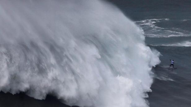 Big-Wave-Surfer kommt nach dieser Kollision glimpflich davon